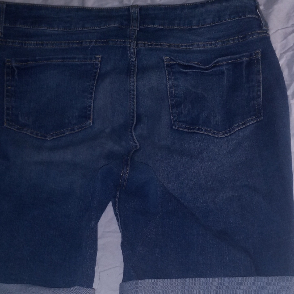 Time and Tru Mid-Rise Denim Shorts - Picture 3 of 5